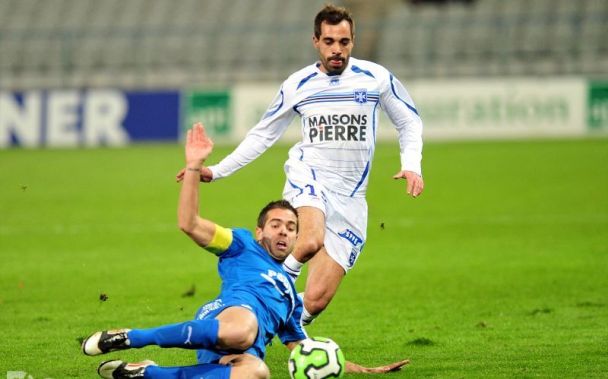 Chả việc gì Auxerre (áo trắng) phải cố gắng