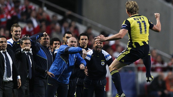 Kuyt mang đến hy vọng cho Fenerbahce với bàn thắng san bằng 1-1