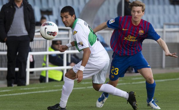 Elche (áo trắng) sẽ khó có thể khuất phục được các cầu thủ trẻ của Barca