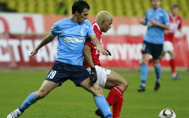  Sẽ chẳng dễ để Spartak (áo đỏ) có thể vượt qua được Sovetov