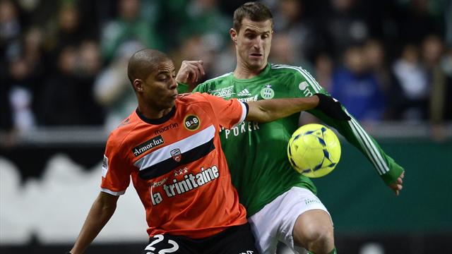 Saint-Etienne (áo xanh) khó có thể vượt qua được chủ nhà Lorient