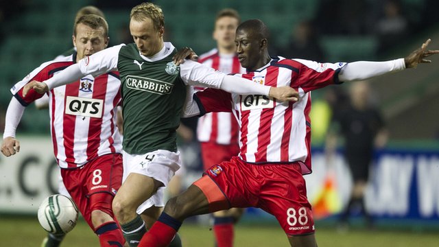 Hibernian (giữa) có phong độ nhỉnh hơn nên họ sẽ vượt qua Kilmarnock