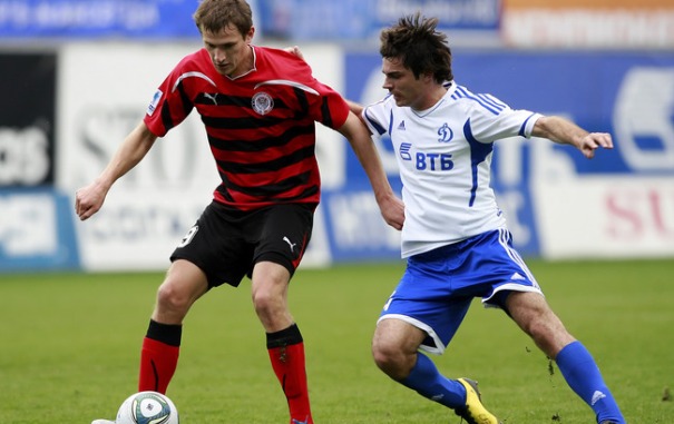 Amkar Perm (trái) khó giành trọn vẹn điểm số dù được chơi trên sân nhà
