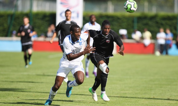 Auxerre (trái) khó thắng Clermont Foot dù được chơi trên sân nhà