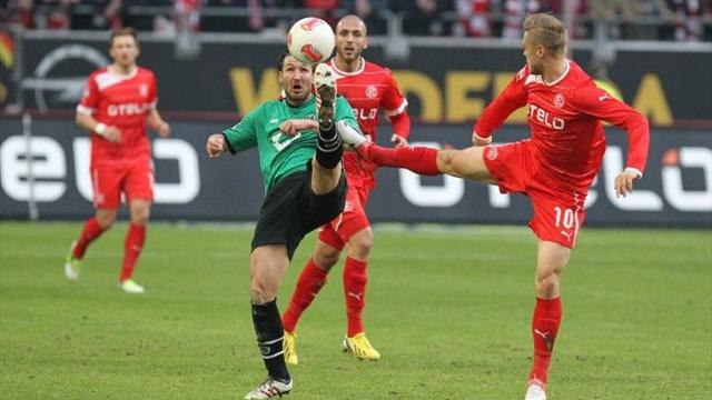 Fortuna Dusseldorf (áo đỏ) khó đứng vững trên sân của Hannover