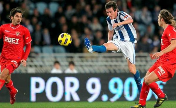 Vì Champions League, Sociedad (giữa) sẽ vượt ải Sanchez Pijuan