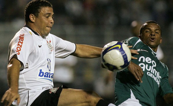 Cái dớp không thắng trên sân của Goias của Corinthians (trái) sẽ còn kéo dài