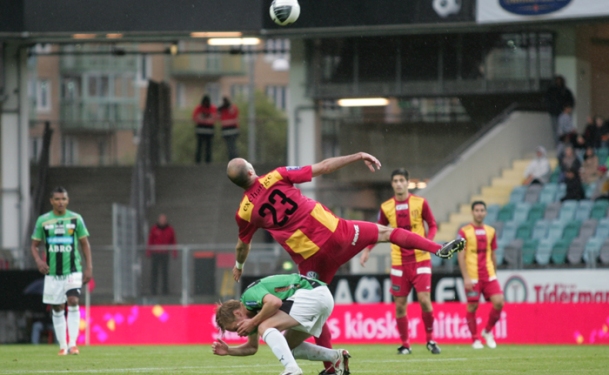 Syrianska (áo đỏ/vàng) sẽ tận dụng lợi thế sân nhà để đánh bại Gefle 