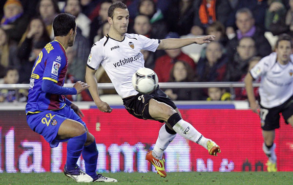 Levante (trái) khó có thể đứng vững tại Mestalla