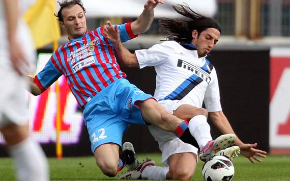 Catania (trái) đã khiến Inter Milan phải run sợ trong hiệp 1