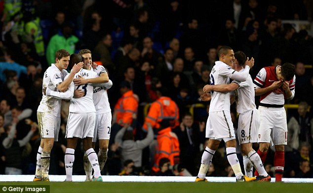 Tottenham (áo trắng) đã xuất sắc vượt qua Arsenal trong trận derby London
