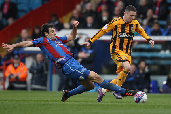 Làm khách của Crystal Palace (trái) chưa bao giờ là điều dễ dàng cho Hull