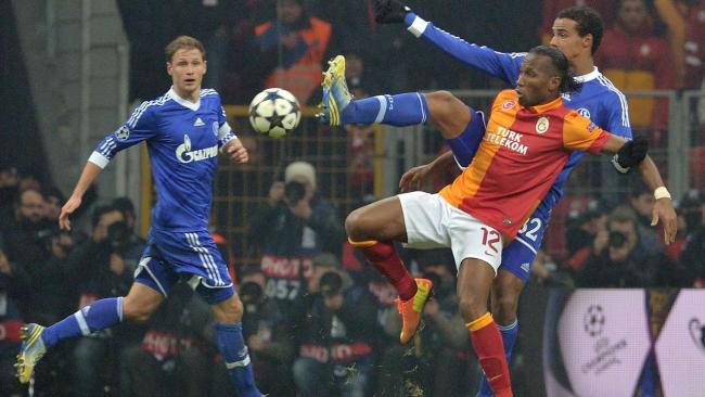 Voi già Drogba (áo đỏ-vàng) có thắng được sư tử bất khuất Matip (áo xanh)