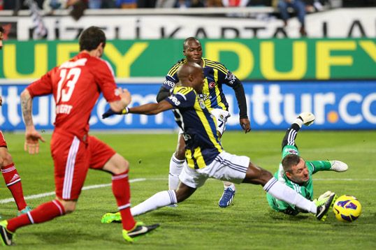 Với đẳng cấp hơn hẳn, Fenerbahce (giữa) sẽ đánh bại đối thủ