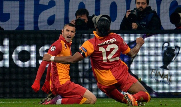 Yilmaz (trái) có đủ yếu tố để trở thành Drogba thứ 2