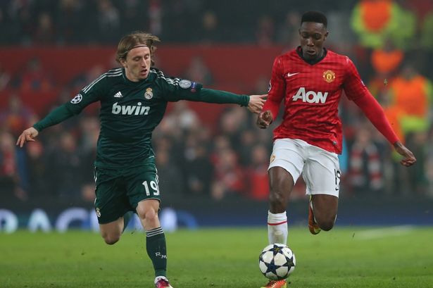 Modric (trái) trong trận đấu trên sân Old Trafford 