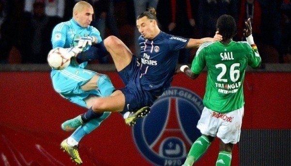 Lối chơi bạo lực của Ibra (giữa) không ít lần khiến PSG trả giá 