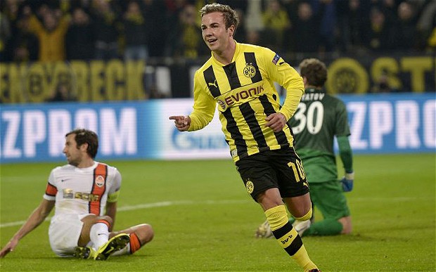 Gotze ăn mừng bàn thắng trong trận lượt về giữa Dortmund và Shakhtar