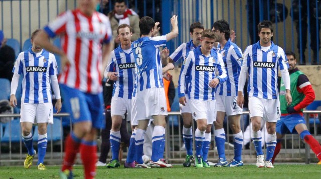 Thất bại trước Sociedad chính là cảnh báo cho Atl Madrid (áo đỏ)