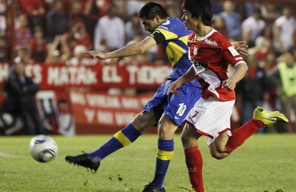 Riquelme (áo xanh) sẽ giúp Boca vượt qua đối thủ