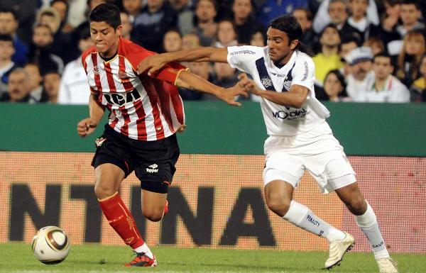 Velez Sarsfield (phải) sẽ vượt qua Estudiantes 