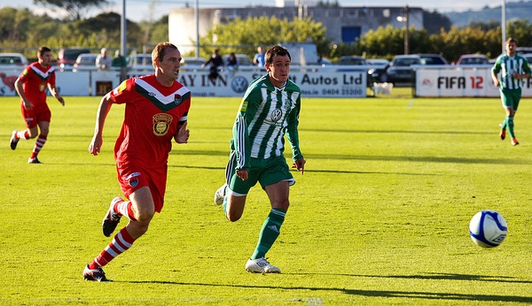 Cork City (trái) sẽ khiến chủ nhà Bray Wanderers ôm hận