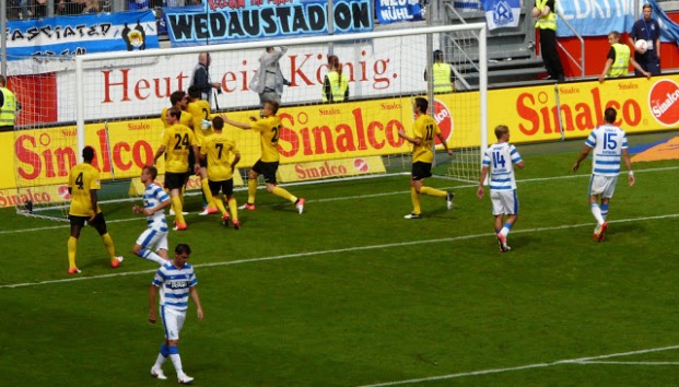 Niềm vui chiến thắng sẽ đến với Dynamo Dresden (áo vàng)