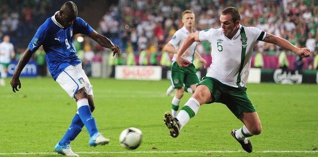 Ireland (áo trắng) không dễ bị bắt nạt