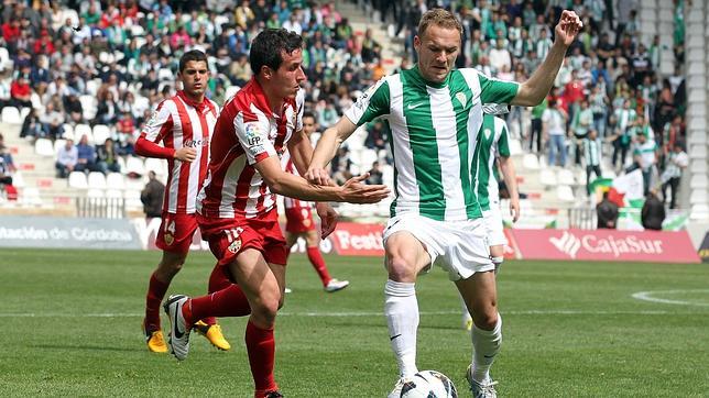 Phong độ yếu kém trên sân khách sẽ làm hại Cordoba (phải)