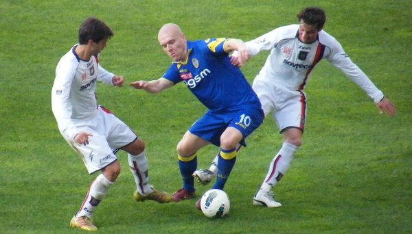 Vì Serie A. Hellas Verona (giữa) sẽ giành 3 điểm