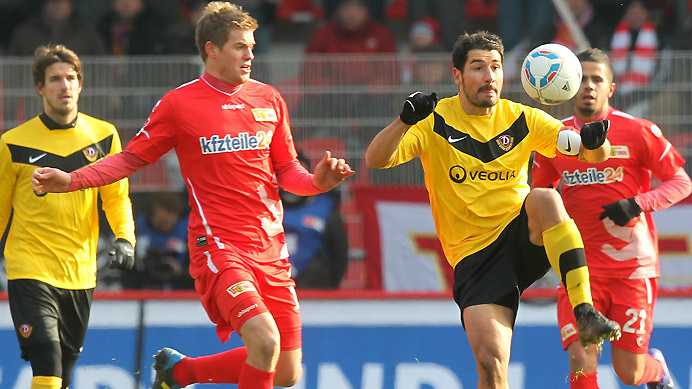 Dynamo Dresden (áo vàng) khó có thể cưỡng lại sức mạnh của chủ nhà Braunschweig 