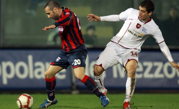 Crotone (trái) có đủ điều kiện để đánh bại đội khách Spezia