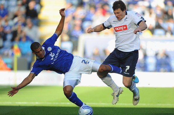 Millwall (phải) sẽ có điểm trước Leicester