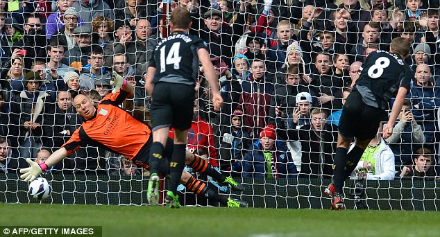 Pha đá phạt đền thành công nâng tỉ số thành 2-1 của Gerrard