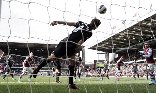 Tình huống cứu bóng trên vạch vôi của Gerrard sau cú đánh đầu của Benteke