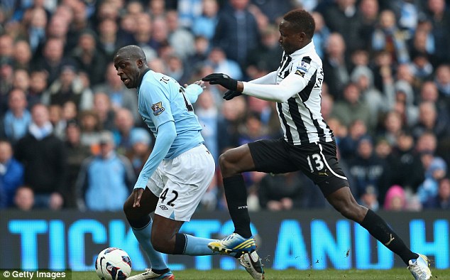 Yaya Toure (trái) ấn định chiến thắng 4-0 với sự trợ giúp của một cầu thủ đội khách