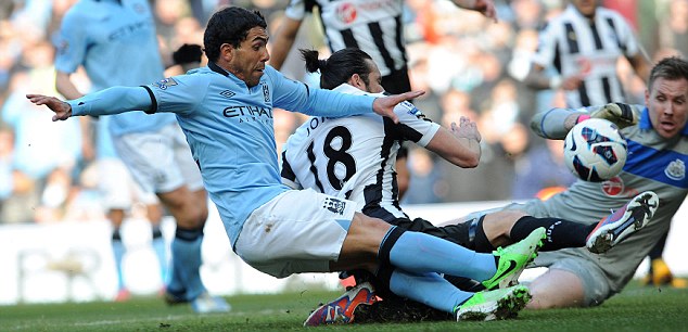 Tevez mở tỉ số trận đấu