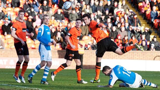 Dundee United (áo cam) hoàn toàn có thể đánh bại đội chủ nhà