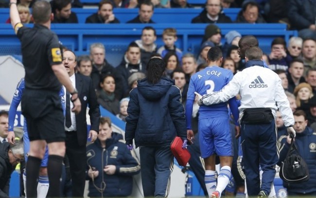 Ashley Cole là cái tên mới nhất của Chelsea dính chấn thương sau trung vệ Cahill