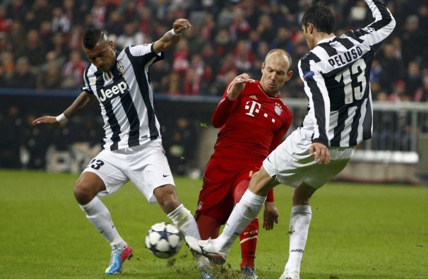 Robben (áo đỏ) liên tục làm khổ Peluso và hàng thủ Juve