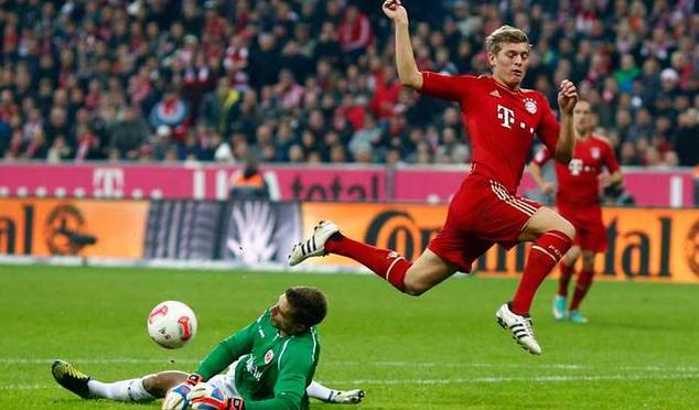 Bayern Munich (áo đỏ) đang bay cao tại Bundesliga