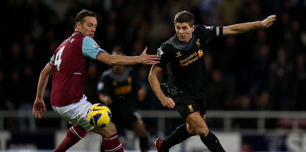 Liverpool (phải) đã từng khuất phục West Ham ngay trên sân khách ở lượt đi