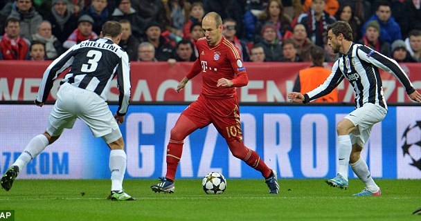 Robben (giữa) liên tục khoét vào hành lang trái của Juve