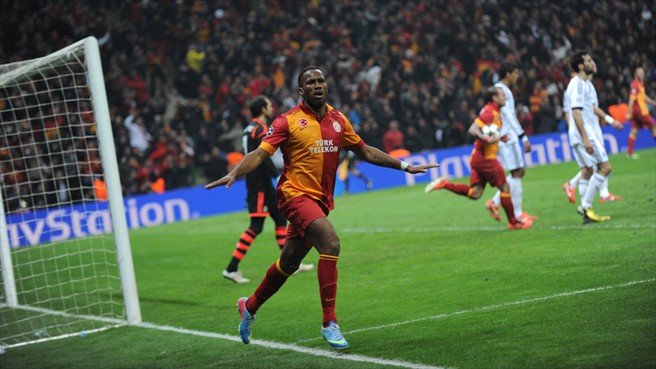 Tới phút 73, voi rừng Drogba đã nâng tỉ số lên thành 3-1