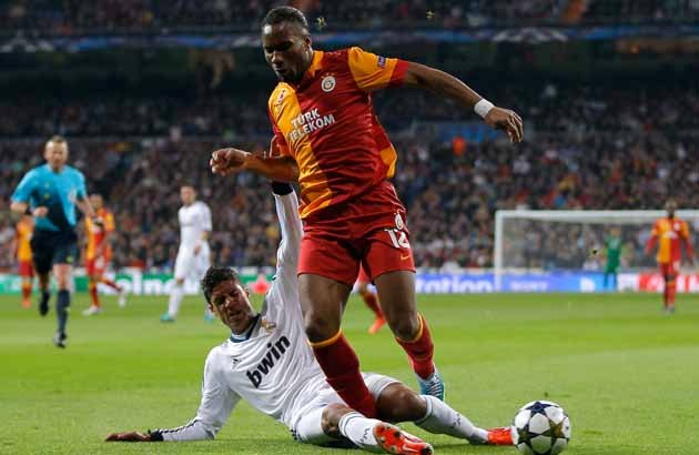 Varane (áo trắng) đã bắt chết Drogba