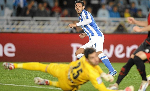 Sociedad (áo xanh) sẽ lại tiếp tục đánh bại Vallecano như đã làm