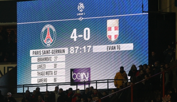 Đây là hình ảnh kết quả lần gần nhất Evian (áo hồng) chạm trán PSG