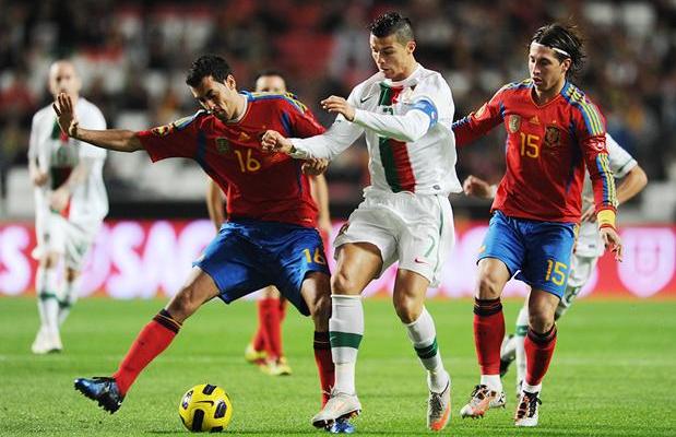 Ronaldo (giữa) chẳng còn ngán tranh chấp tay đôi