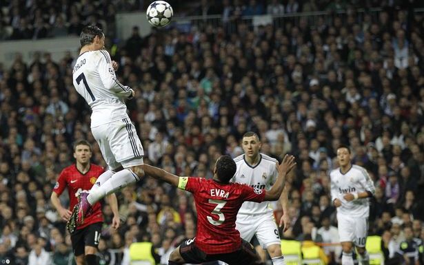 Ronaldo bật cao đến nỗi Evra chỉ còn biết bất lực đứng nhìn