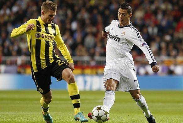 Có sự hỗ trợ từ Marcelo hoặc Coentrao, Ronaldo (phải) sẽ khiến Dortmund khốn khổ.